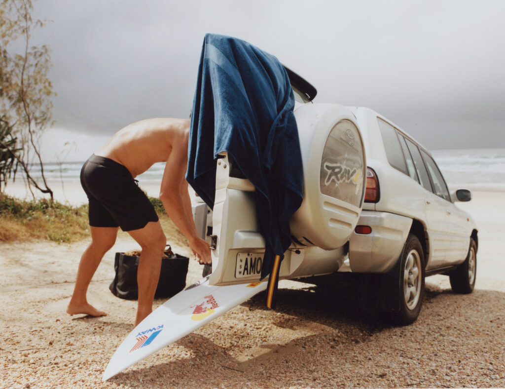 Campagne K-Way x Leonardo Fioravanti mettant en scène le surfeur dans un moment intime entre mouvement, eau, lumière et vêtements outdoor techniques.